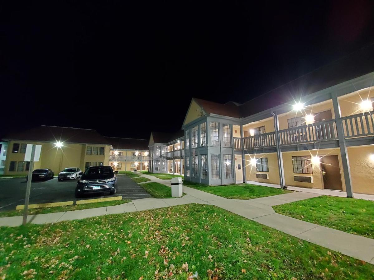 Travel Inn Motel Hartford Bagian luar foto