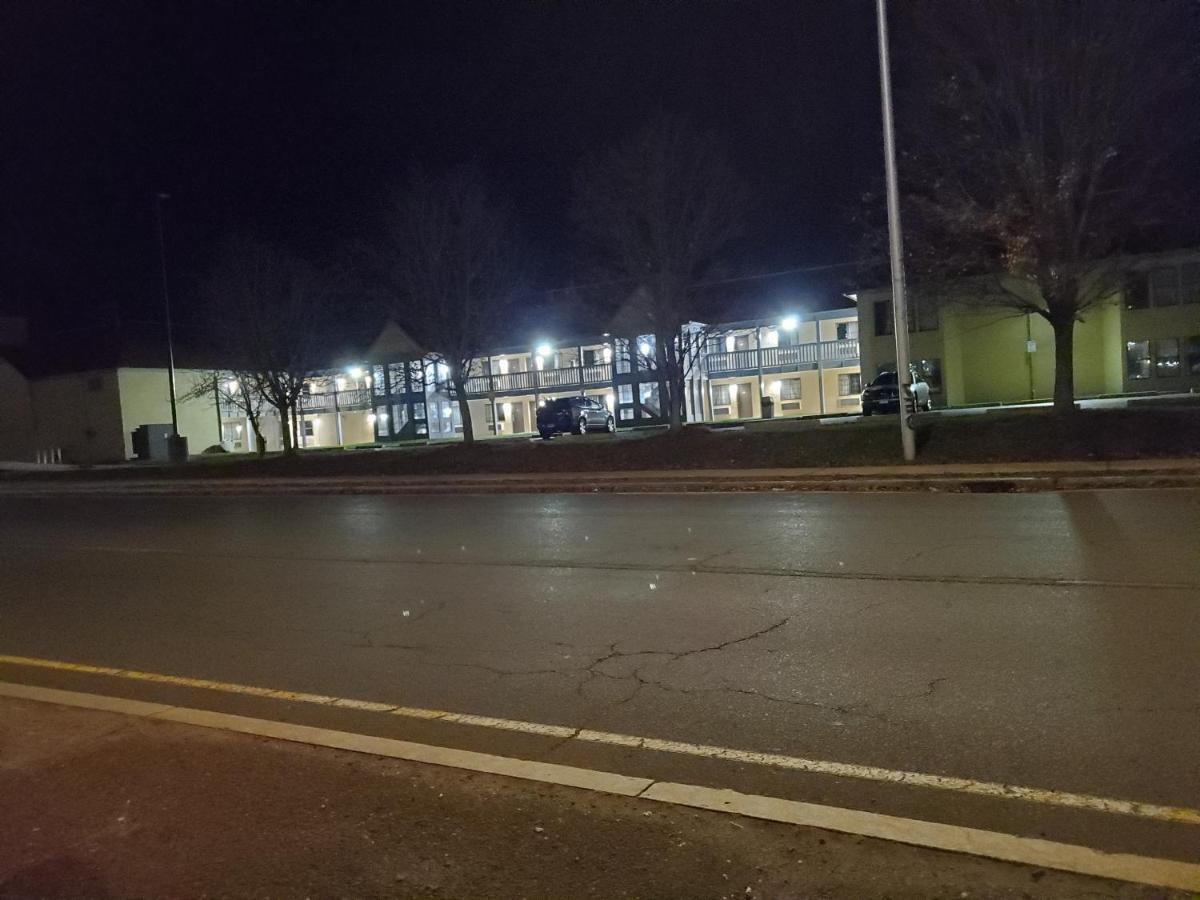 Travel Inn Motel Hartford Bagian luar foto