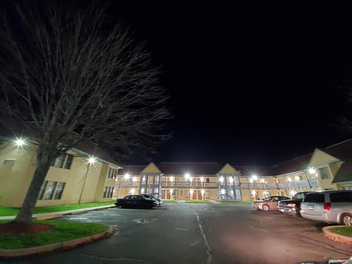 Travel Inn Motel Hartford Bagian luar foto