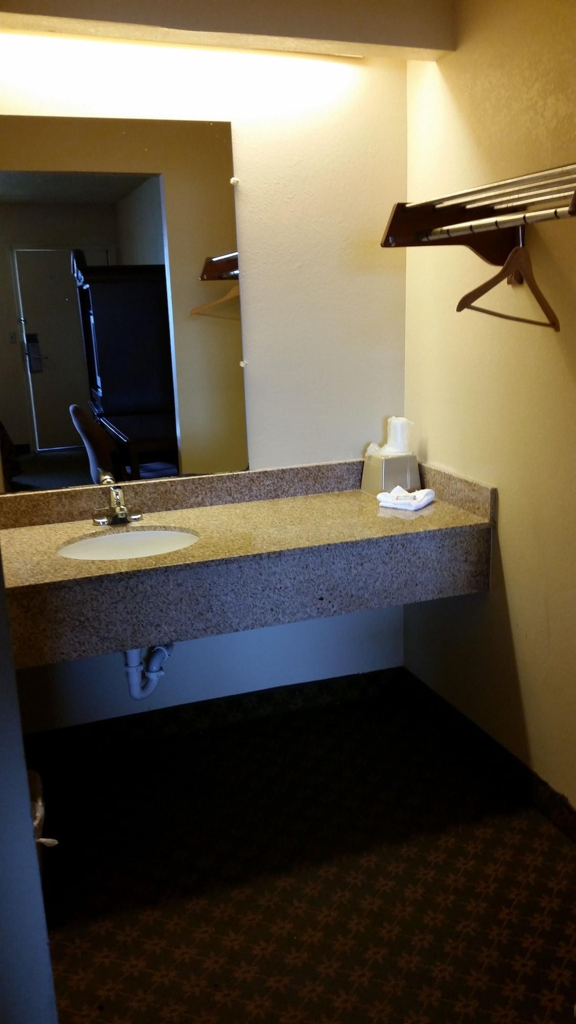 Travel Inn Motel Hartford Bagian luar foto
