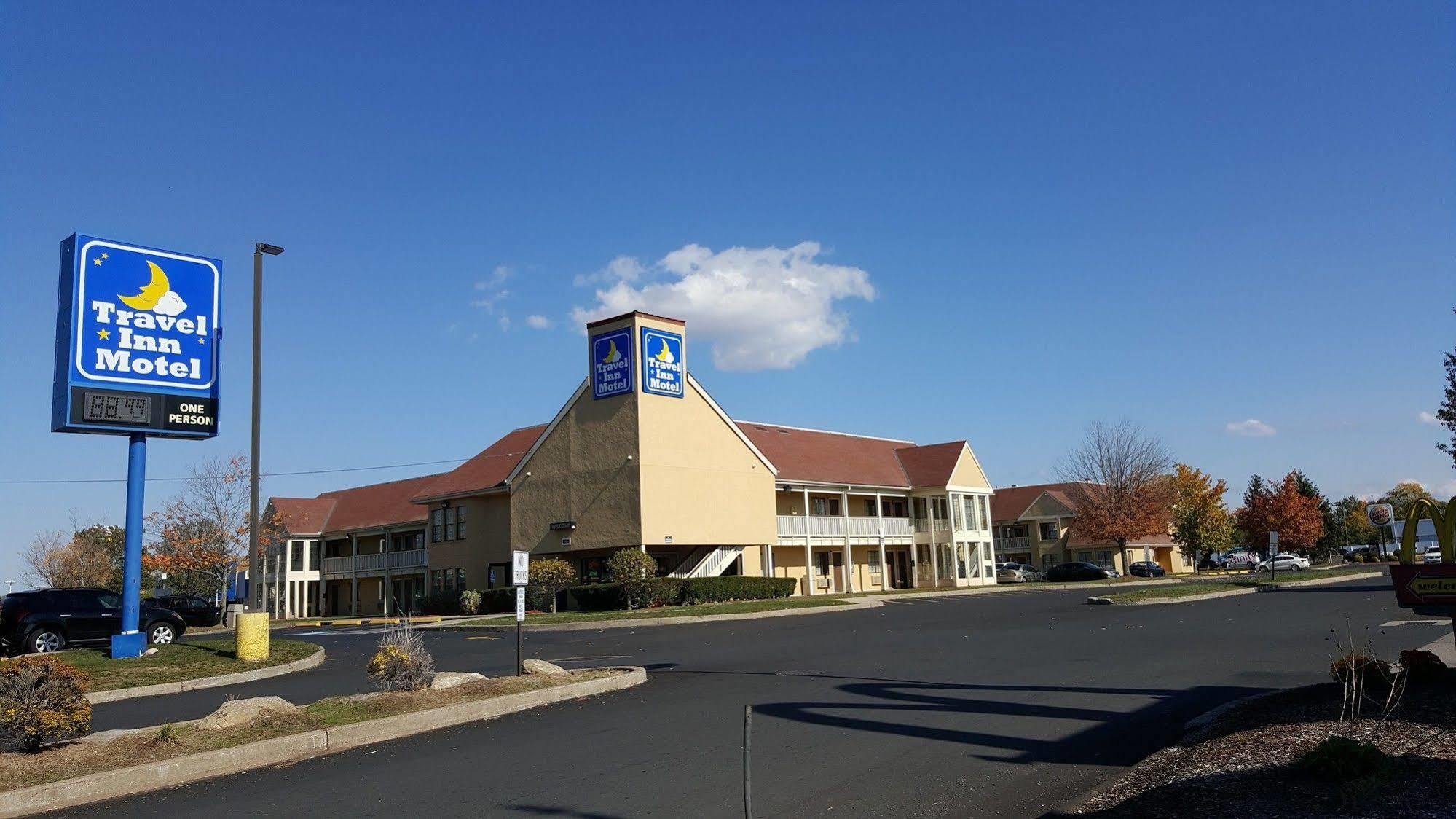 Travel Inn Motel Hartford Bagian luar foto