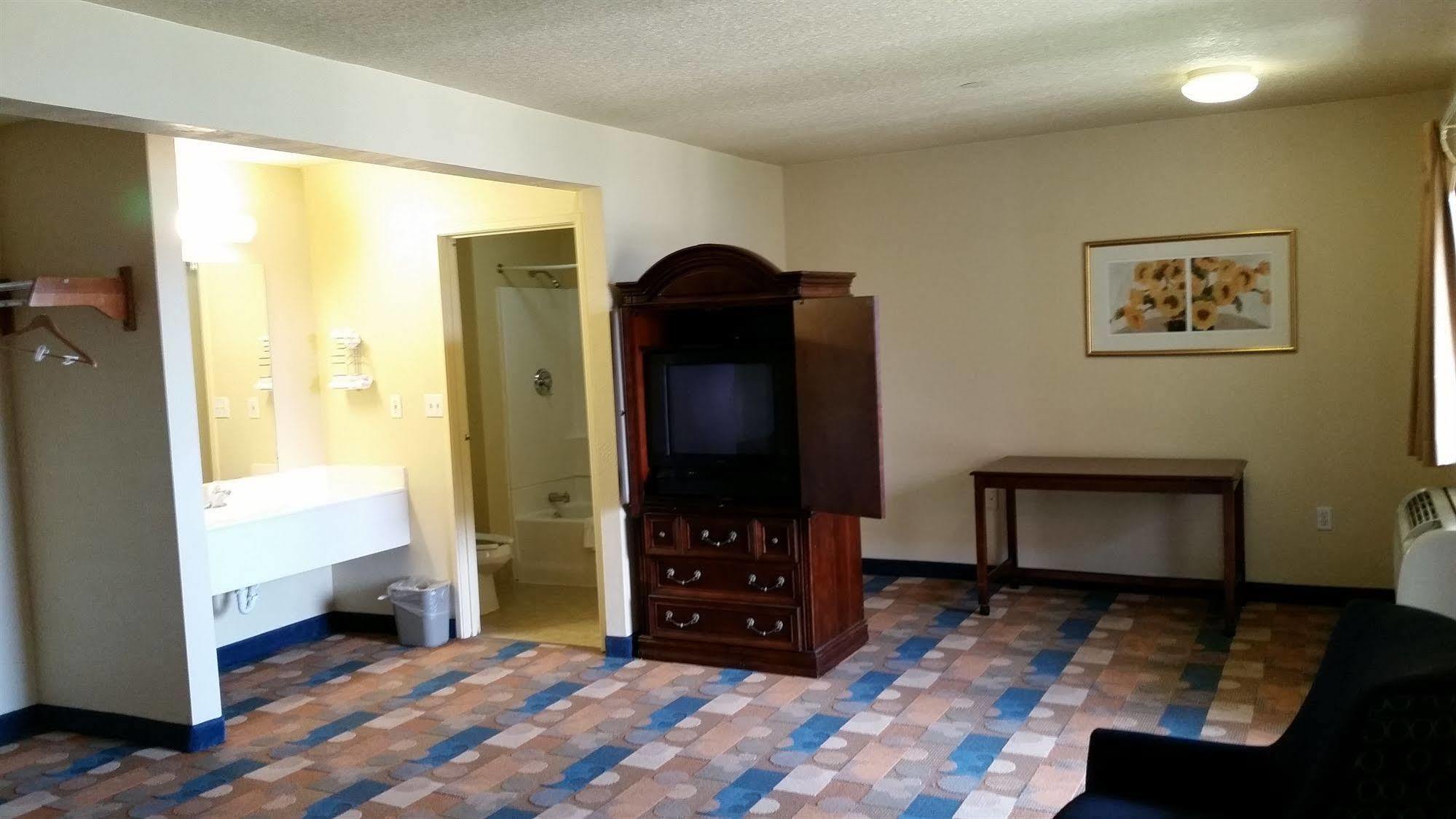 Travel Inn Motel Hartford Bagian luar foto