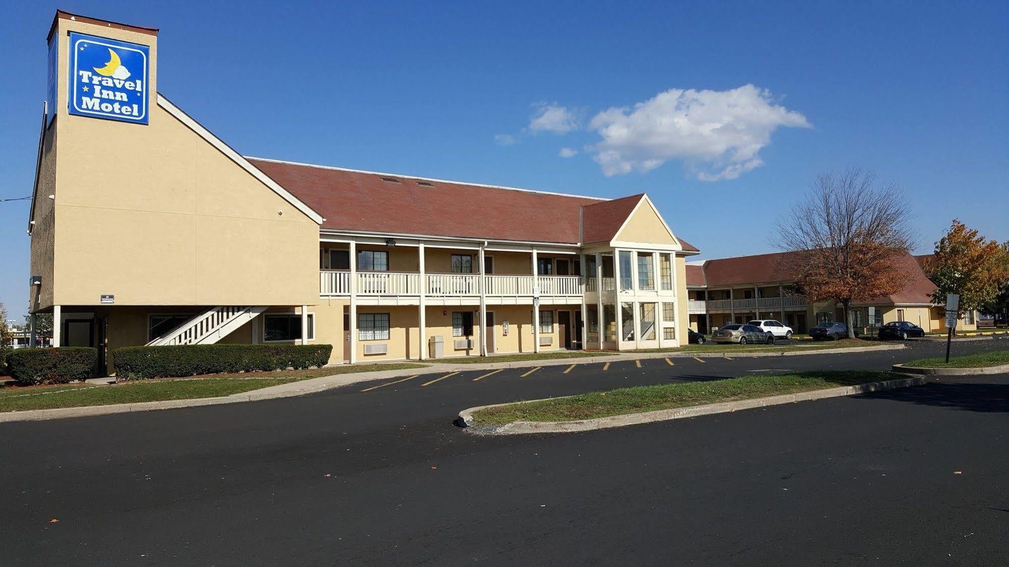 Travel Inn Motel Hartford Bagian luar foto